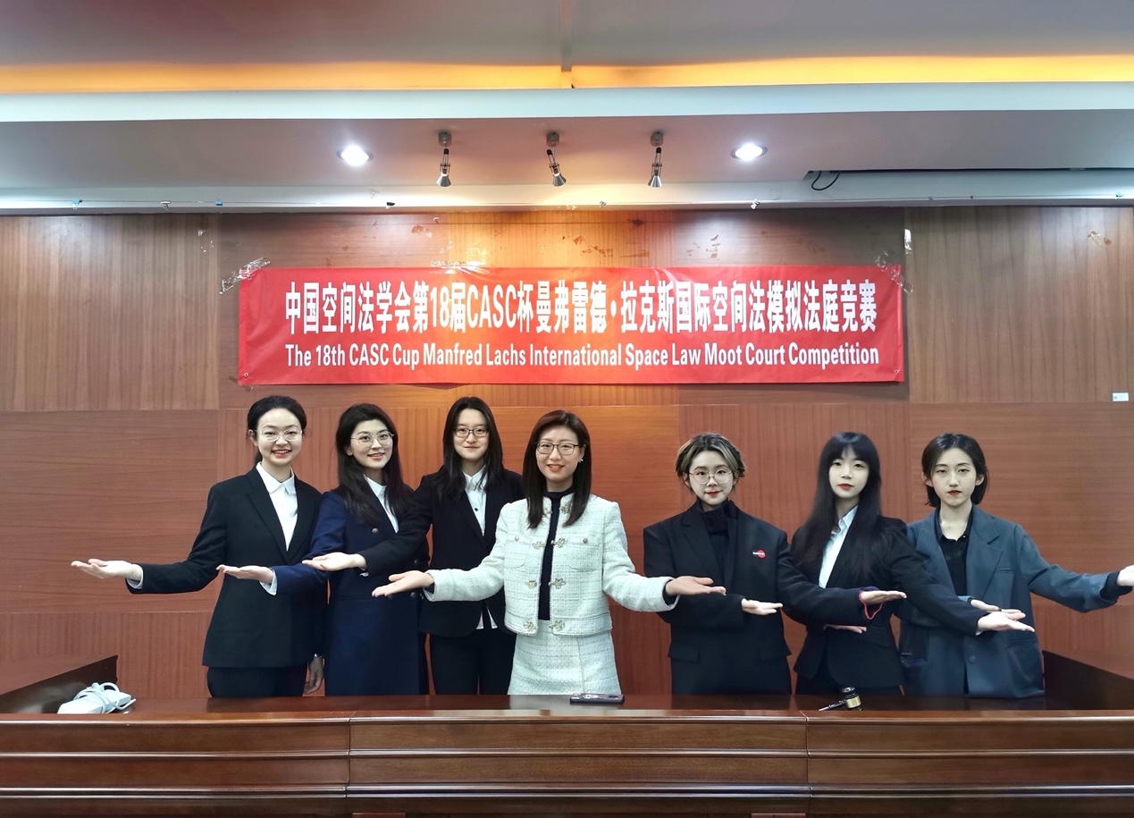 一群人站在台上中度可信度描述已自动生成